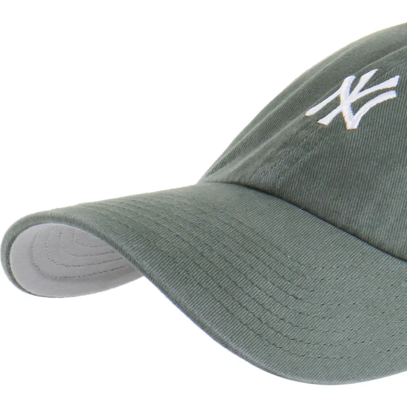 gron-justerbar-curved-kasket-med-hvidt-logo-clean-up-base-runner-fra-new-york-yankees-mlb-fra-47-brand