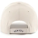 beige-gebogene-verstellbare-kappe-mit-marineblauen-logo-mvp-der-new-york-yankees-mlb-von-47-brand