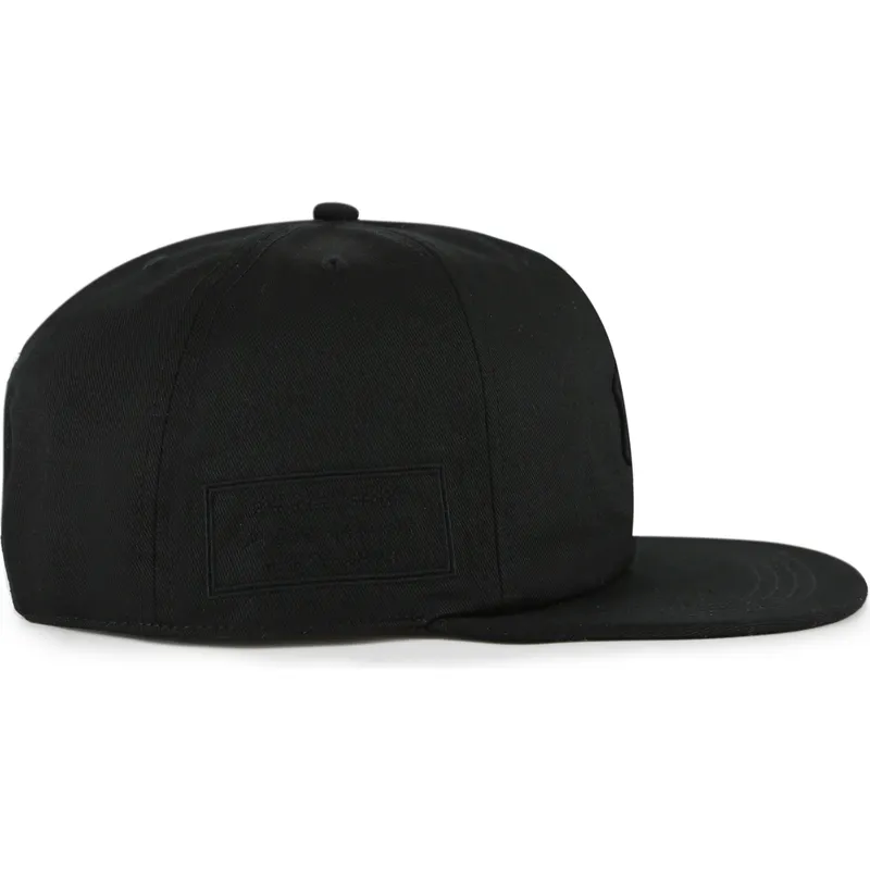 svart-platt-snapback-keps-med-svart-captain-rl-contemporary-logotyp-fran-new-york-yankees-mlb-av-47-brand
