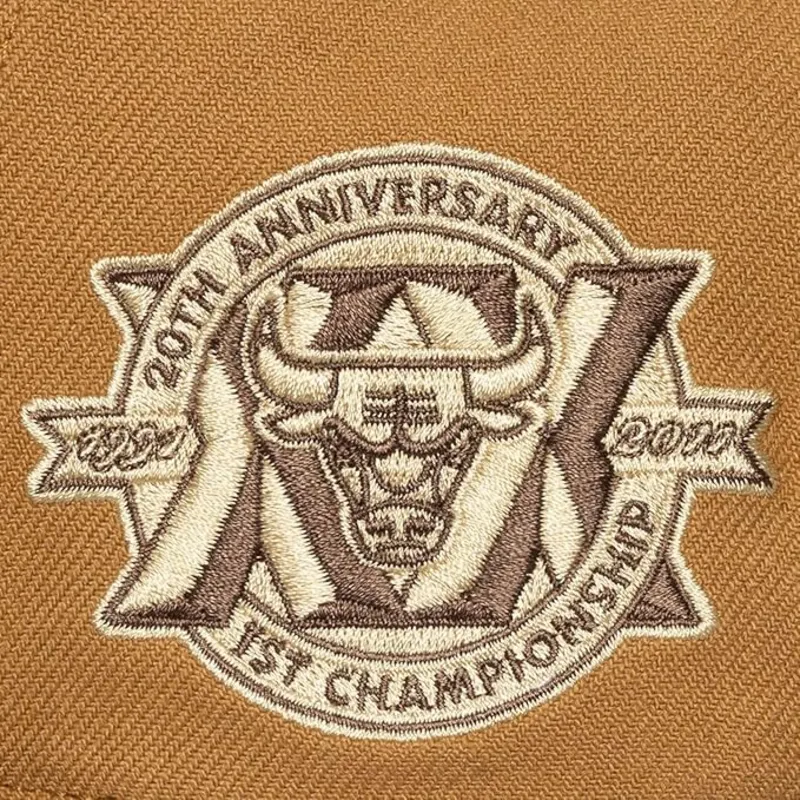 gorra-plana-marron-ajustable-coffee-strapback-de-chicago-bulls-nba-de-mitchell-ness