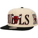 gorra-plana-negra-y-beige-snapback-across-the-board-de-chicago-bulls-nba-de-mitchell-ness