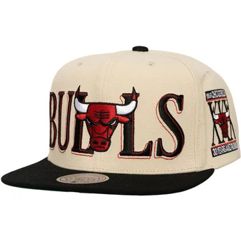 Cappello piatto nero e beige snapback Across The Board di Chicago Bulls NBA di Mitchell & Ness