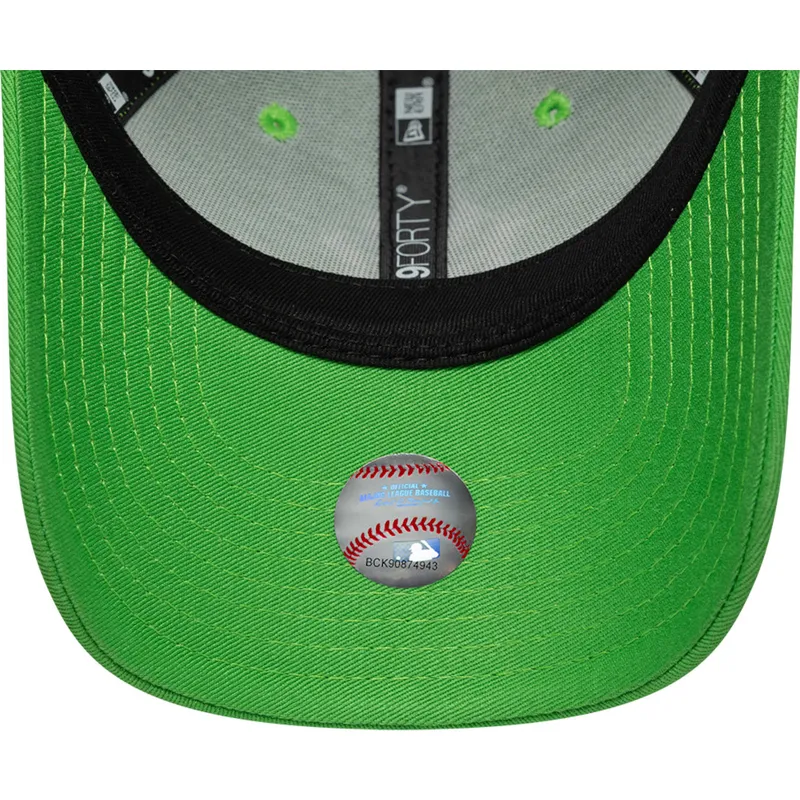 grune-gebogene-verstellbare-kappe-fur-kinder-9forty-essential-von-new-york-yankees-mlb-von-new-era
