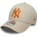 beige-gebogene-verstellbare-kappe-mit-orangefarbenem-logo-fur-kinder-9forty-league-essential-von-new-york-yankees-mlb-von-new-er
