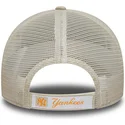 beige-justerbar-trucker-keps-med-orange-logotyp-for-barn-9forty-homefield-new-york-yankees-mlb-fran-new-era