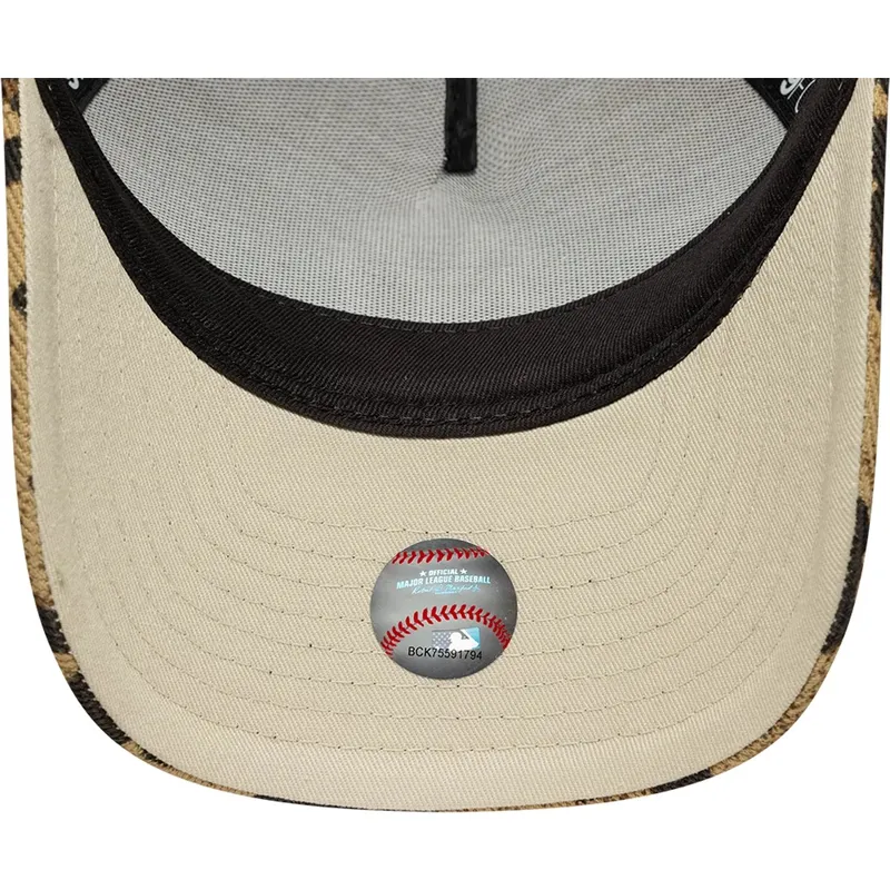 petten-gebogen-luipaard-snapback-9forty-m-crown-a-frame-leopard-van-new-york-yankees-mlb-van-new-era