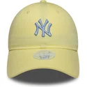 gelbe-gebogene-verstellbare-damenkappe-9twenty-league-essential-midi-der-new-york-yankees-mlb-von-new-era
