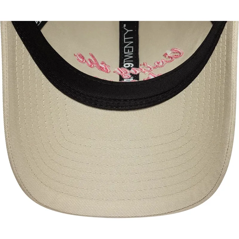 petten-gebogen-beige-verstelbare-band-9twenty-living-the-dream-slogan-van-new-era