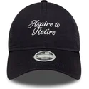 marineblaue-gebogene-verstellbare-damenkappe-9twenty-aspire-to-retire-slogan-von-new-era