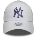 vit-justerbar-kurvad-keps-med-lila-logotyp-for-dam-9forty-league-essential-fran-new-york-yankees-mlb-av-new-era
