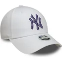vit-justerbar-kurvad-keps-med-lila-logotyp-for-dam-9forty-league-essential-fran-new-york-yankees-mlb-av-new-era
