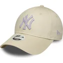 gorra-curva-beige-ajustable-para-mujer-9forty-metallic-de-new-york-yankees-mlb-de-new-era