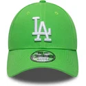 hellgrune-verstellbare-curved-cap-mit-weissem-logo-9forty-league-essential-der-los-angeles-dodgers-mlb-von-new-era