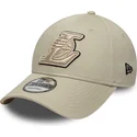 petten-gebogen-beige-verstelbare-band-9forty-team-outline-van-los-angeles-lakers-nba-van-new-era