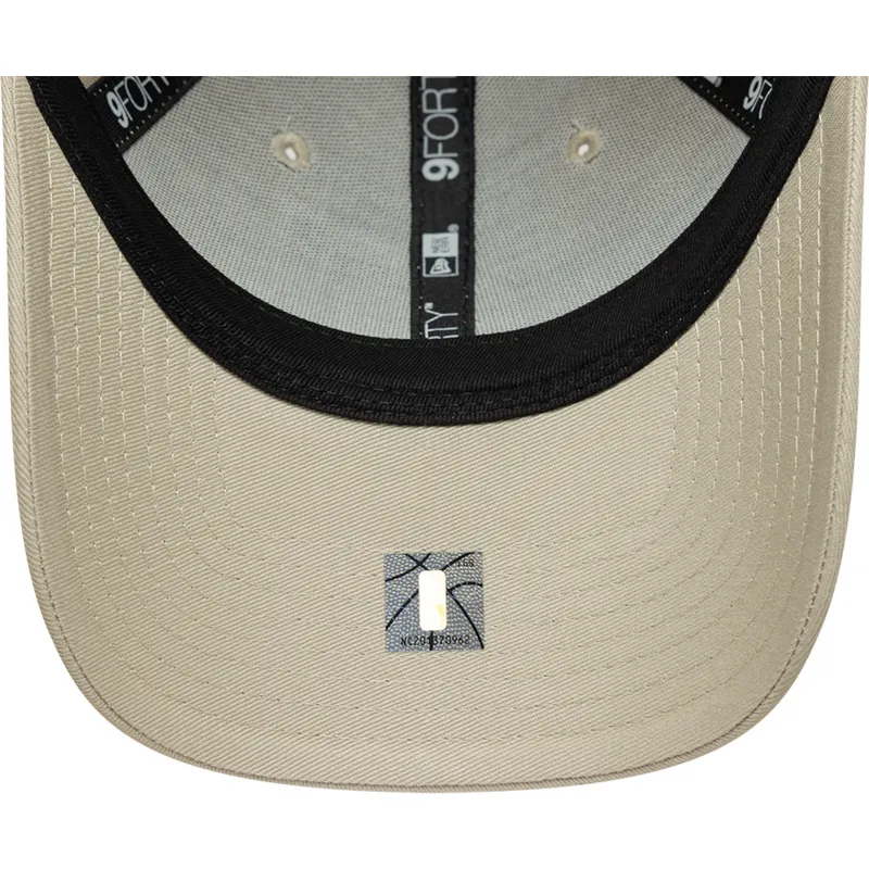 cappellino-curvo-beige-regolabile-con-logo-beige-9forty-team-outline-dei-los-angeles-lakers-nba-di-new-era