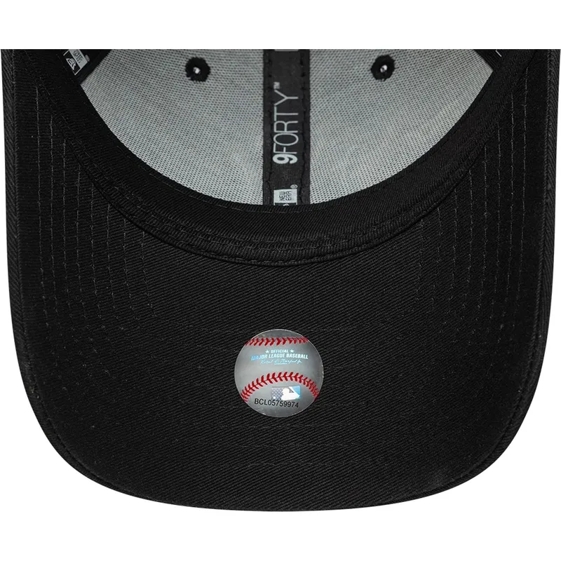 svart-bojd-justerbar-keps-med-svart-logotyp-9forty-tonal-icon-fran-new-york-yankees-mlb-av-new-era
