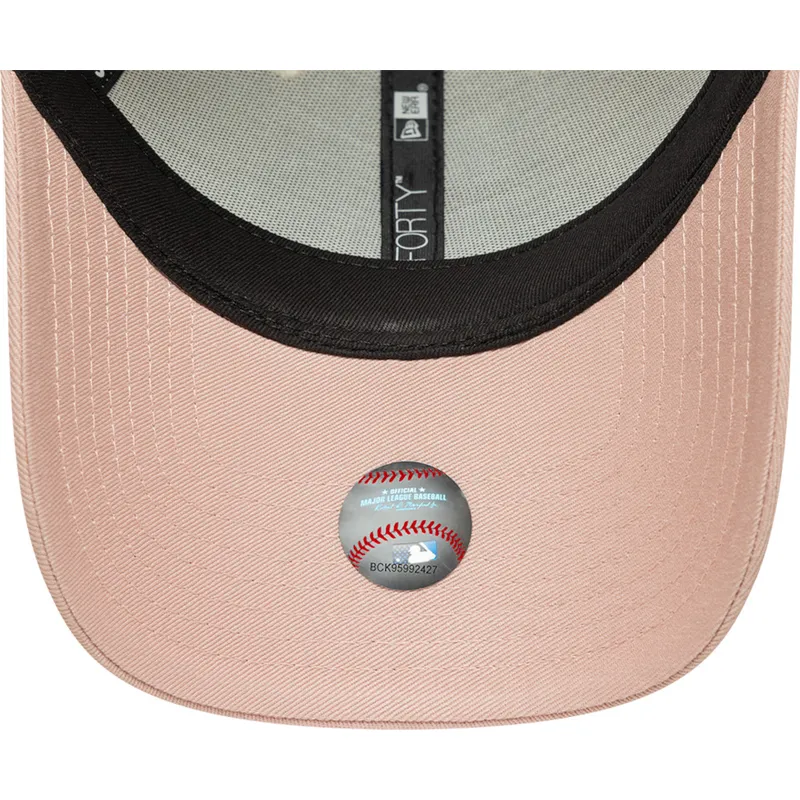 beige-und-rosa-verstellbare-curved-cap-mit-rosa-logo-9forty-world-series-patch-der-los-angeles-dodgers-mlb-von-new-era