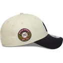 beige-und-marineblaue-verstellbare-curved-cap-mit-marineblauen-logo-9forty-world-series-der-new-york-yankees-mlb-von-new-era