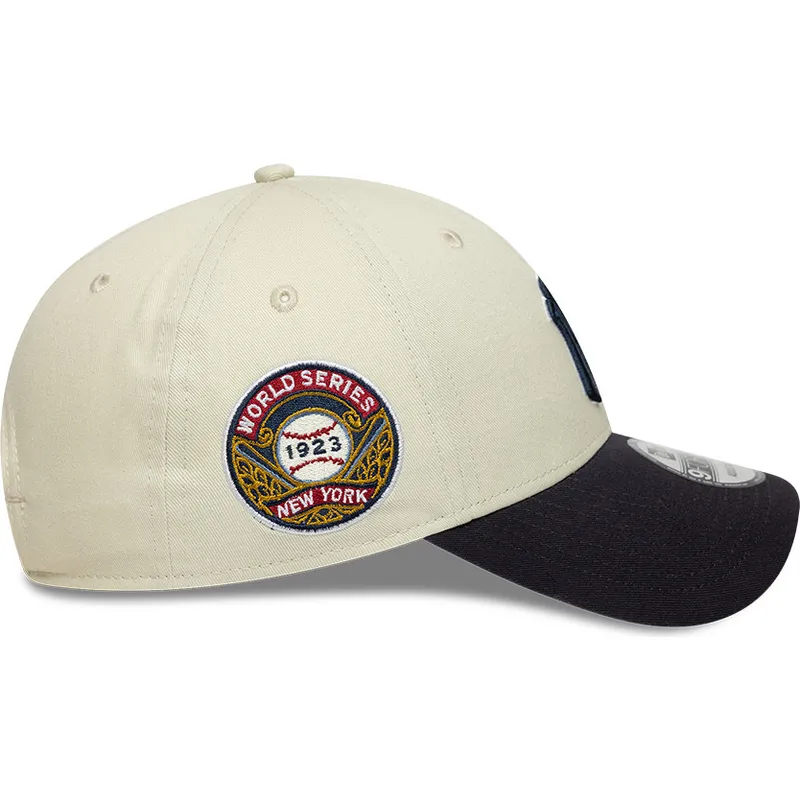 beige-und-marineblaue-verstellbare-curved-cap-mit-marineblauen-logo-9forty-world-series-der-new-york-yankees-mlb-von-new-era