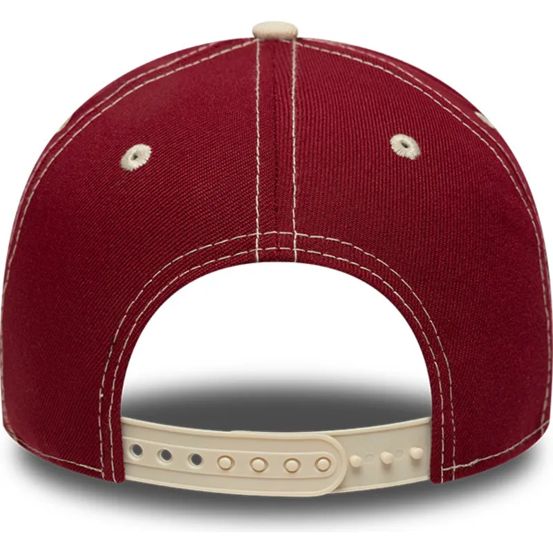 cappellino-curvo-rosso-e-beige-snapback-e-frame-city-icon-dei-chicago-bulls-nba-di-new-era