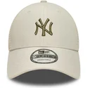 beige-justerbar-trucker-keps-med-gront-logotyp-9forty-homefield-midi-fran-new-york-yankees-mlb-av-new-era