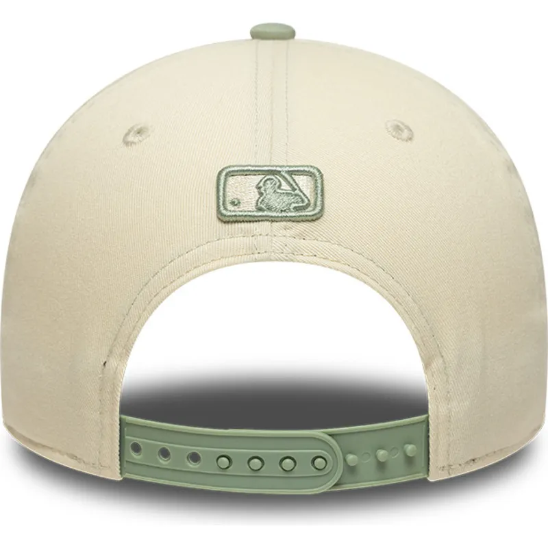 cappellino-visiera-curva-beige-e-verde-snapback-con-logo-verde-9forty-m-crown-side-script-dei-los-angeles-dodgers-mlb-di-new-era