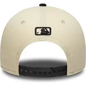 beige-und-schwarze-gebogene-snapback-kappe-9forty-m-crown-side-script-der-new-york-mets-mlb-von-new-era