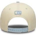 beige-und-blaue-gebogene-snapback-kappe-mit-blauem-logo-9forty-m-crown-side-script-der-new-york-yankees-mlb-von-new-era