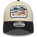 beige-och-marinbla-trucker-keps-9forty-m-crown-a-frame-fran-new-era