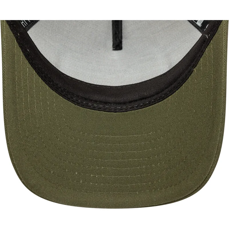 beige-och-gron-trucker-keps-9forty-m-crown-a-frame-fran-new-era