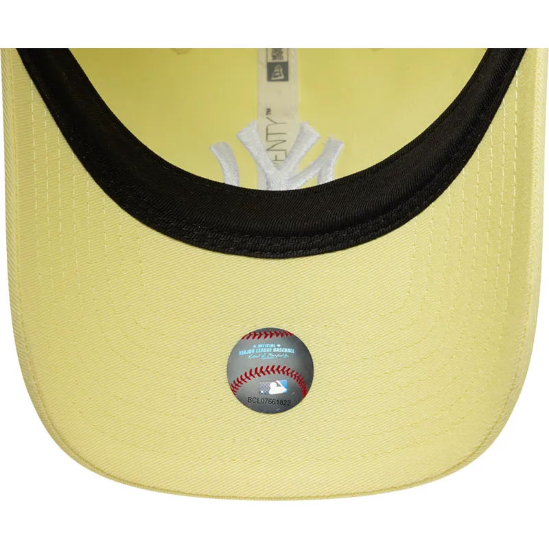 cappellino-con-visiera-curva-giallo-chiaro-regolabile-9twenty-league-essential-di-new-york-yankees-mlb-di-new-era