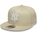 gorra-plana-beige-snapback-con-logo-blanco-9fifty-league-essential-de-new-york-yankees-mlb-de-new-era