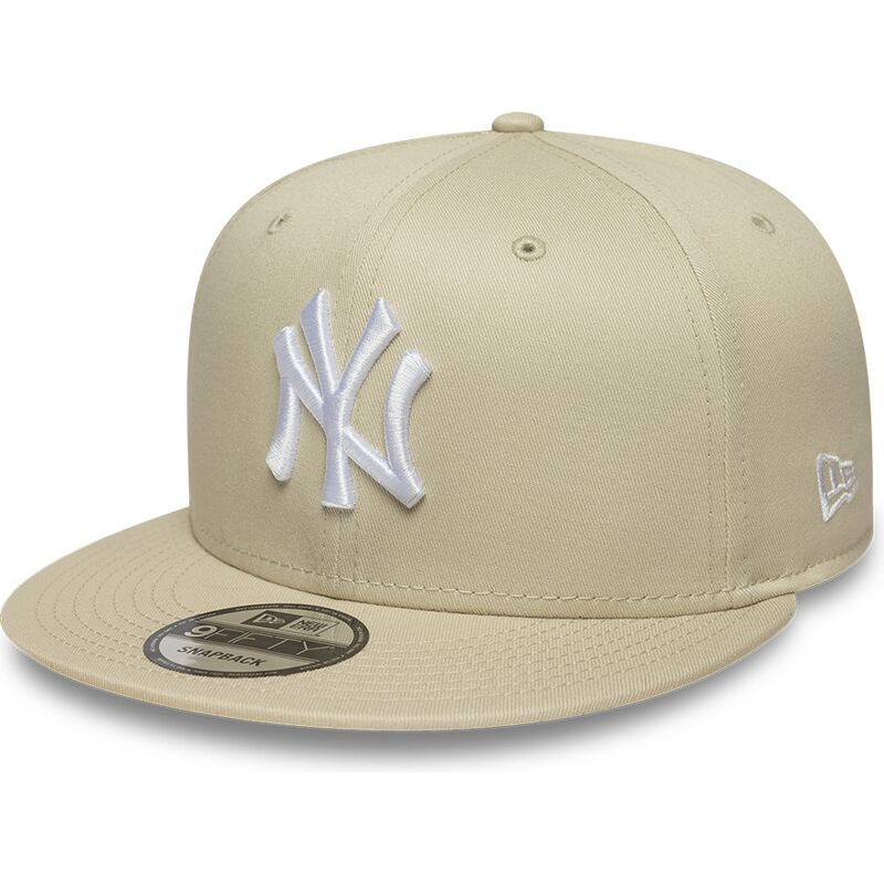 gorra-plana-beige-snapback-con-logo-blanco-9fifty-league-essential-de-new-york-yankees-mlb-de-new-era