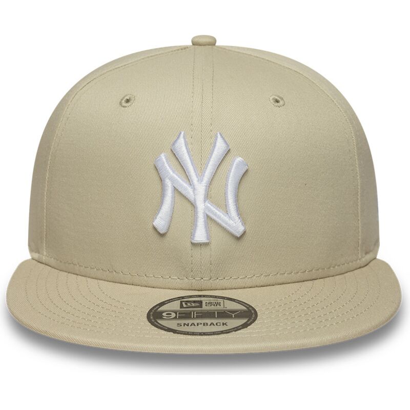 gorra-plana-beige-snapback-con-logo-blanco-9fifty-league-essential-de-new-york-yankees-mlb-de-new-era