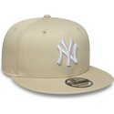 gorra-plana-beige-snapback-con-logo-blanco-9fifty-league-essential-de-new-york-yankees-mlb-de-new-era