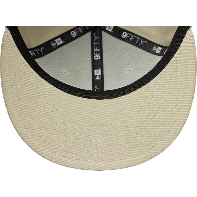 gorra-plana-beige-snapback-con-logo-blanco-9fifty-league-essential-de-new-york-yankees-mlb-de-new-era