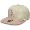 gorra-plana-beige-snapback-con-logo-rosa-9fifty-original-fit-world-series-patch-de-los-angeles-dodgers-mlb-de-new-era