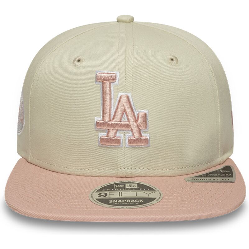 gorra-plana-beige-snapback-con-logo-rosa-9fifty-original-fit-world-series-patch-de-los-angeles-dodgers-mlb-de-new-era