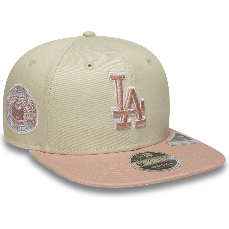 gorra-plana-beige-snapback-con-logo-rosa-9fifty-original-fit-world-series-patch-de-los-angeles-dodgers-mlb-de-new-era