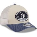 gorra-trucker-beige-y-azul-marino-9forty-m-crown-a-frame-fray-de-new-york-yankees-mlb-de-new-era