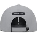 gorra-curva-gris-ajustable-primetime-club-structured-uv-poly-ripstop-de-new-york-yankees-mlb-de-nike
