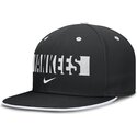 gorra-plana-negra-ajustada-primetime-dri-fit-true-structured-round-bill-de-new-york-yankees-mlb-de-nike
