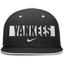 gorra-plana-negra-ajustada-primetime-dri-fit-true-structured-round-bill-de-new-york-yankees-mlb-de-nike