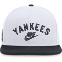 gorra-plana-blanca-y-azul-marino-snapback-cooperstown-dri-fit-pro-structured-square-bill-de-new-york-yankees-mlb-de-nike