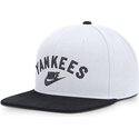 petten-plat-wit-snapback-cooperstown-dri-fit-pro-structured-square-bill-van-new-york-yankees-mlb-van-nike