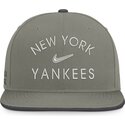 gorra-plana-verde-snapback-dri-fit-pro-structured-square-bill-de-new-york-yankees-mlb-de-nike