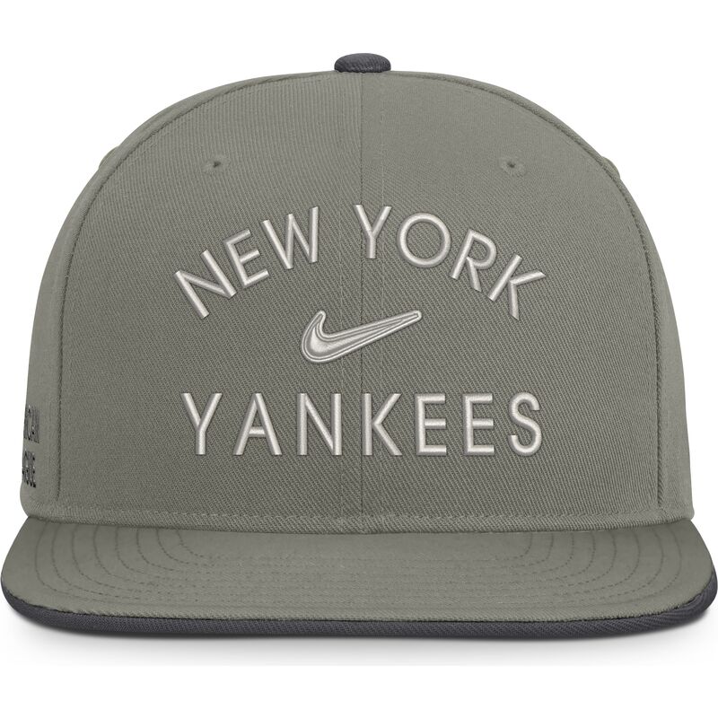 petten-plat-groen-snapback-dri-fit-pro-structured-square-bill-van-new-york-yankees-mlb-van-nike