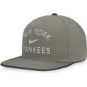 gorra-plana-verde-snapback-dri-fit-pro-structured-square-bill-de-new-york-yankees-mlb-de-nike