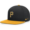 gorra-plana-negra-y-amarilla-snapback-dri-fit-pro-structured-square-bill-de-pittsburgh-pirates-mlb-de-nike