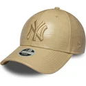 gorra-curva-beige-ajustable-para-mujer-con-logo-beige-9forty-pu-pattern-de-new-york-yankees-mlb-de-new-era